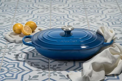 Vista 6 de Le Creuset - Cacerola ovalada de hierro fundido esmaltado con tapa, 3.75 cuartos de galón, sal marina Sea Salt