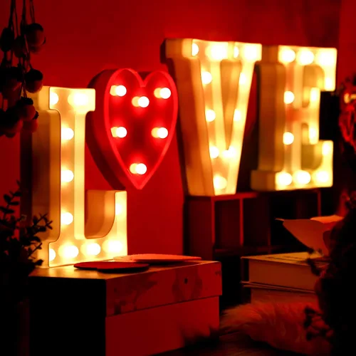 Vista 6 de 4 letras iluminadas con luces de San Valentín, alfabeto con luces LED, corazón romántico para San Valentín, aniversario, boda, compromiso, Blanco