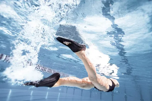 Vista 6 de Arena Powerfin - Aleta de entrenamiento de natación, hoja corta, de silicona, con tacón cerrado, bolsillo completo para el pie Negro/Plateado