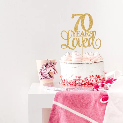 Vista 4 de Decoración para tartas de 70 años de amor, con texto en inglés "Cheers to 70 Years", decoración para tarta de cumpleaños de 70 años, 70 aniversario