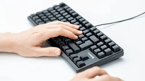 Vista 4 de Cherry Teclado mecánico MX RGB con interruptores MX Red Silent Gold-Crosspoint para mecanógrafos programadores creadores codificadores trabajo
