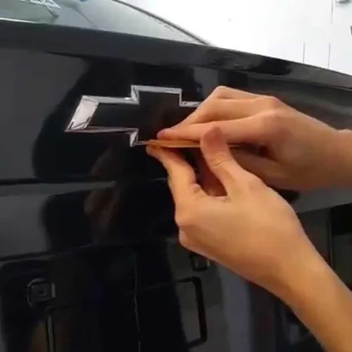 Vista 4 de Kit de herramientas gratis, 2 piezas de 5 x 10 pulgadas Chevy Emblem Bowtie 2D piel de cocodrilo vinilo adhesivo hoja de película de película