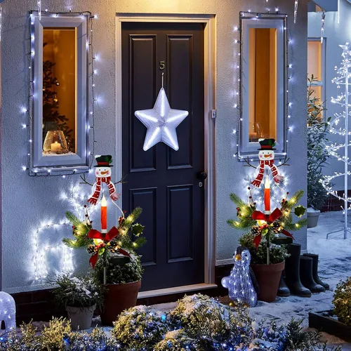 Vista 3 de Juego de 2 luces solares de Navidad para exteriores en liquidación, vela LED, muñeco de nieve con piñas de pino sintéticas, detalles de follaje