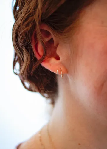 Vista 6 de Aretes Huggie PEQUEÑOS Hechos a Mano de Metal Mixto con Aro Retorcido, Doble Aro para Piercing Individual, Aretes de Plata de Ley y Oro, Ilusión