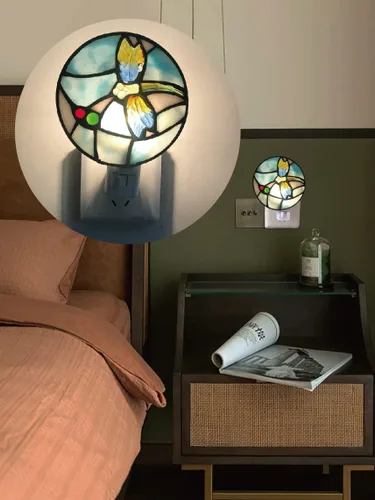Vista 4 de Luz nocturna de libélula de vidrieras, luz de noche, adecuada para dormitorio, sala de estar, habitación de los niños, enchufe a la pared