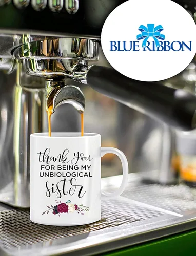 Vista 2 de BLUE RIBBON Taza del Día de las Hermanas, con texto en inglés "Thank You FOR BEING MY UNBIOLOGICAL Sister", divertida taza de café en caja de regalo