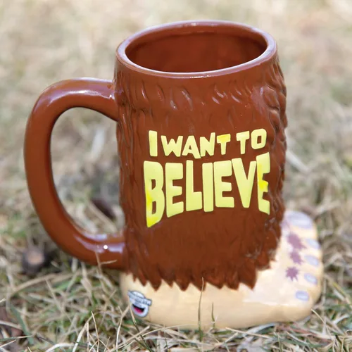 Vista 3 de BigMouth Inc Taza de café Big Foot I Want to Believe, divertida decoración de pie grande, divertida taza de Sasquatch regalo para hombres, mujeres