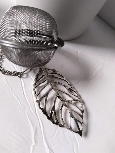 Vista 2 de Bola infusora de té en forma de hoja para preparar tés de hierbas sueltas
