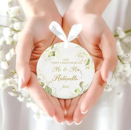 Vista 4 de Adorno personalizado Mr y Mrs 2024, Adorno personalizado de primera Navidad como Mr y Mrs para parejas, regalos de boda personalizados, primera