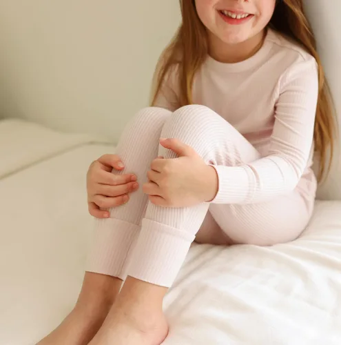 Vista 36 de Posh Peanut Pijamas para niñas, suaves, de viscosa de bambú para niños, pijamas a juego de manga larga para niñas