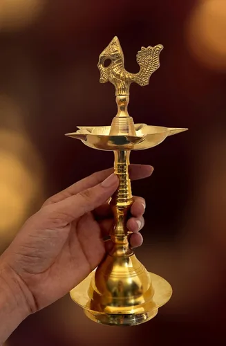Vista 6 de SATVIK Juego de 2 piezas de 8.5 pulgadas de latón de pie con diseño de pavo real Kerala Samai Deepak Puja tradicional Panchmahal Pooja Deepam Diya