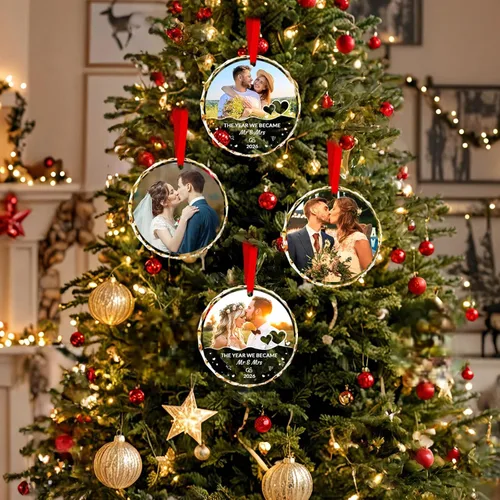 Vista 6 de Adornos personalizados de primera Navidad para casados 2025 con foto, adorno de boda redondo de vidrio personalizado Mr & Mrs Just Married regalos