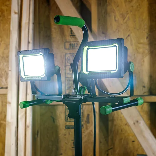 Vista 3 de PowerSmith Luz de trabajo LED de doble cabezal de 10,000 lúmenes con trípode de bloqueo abatible de metal ajustable de 60 pulgadas y cable