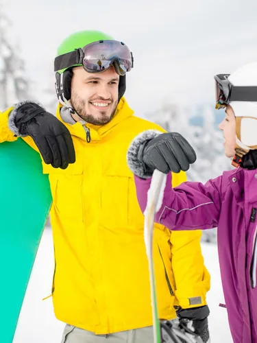 Vista 2 de Bencailor 2 pares de guantes de esquí de invierno para mujeres, hombres y jóvenes, guantes impermeables de piel sintética, guantes cálidos a prueba