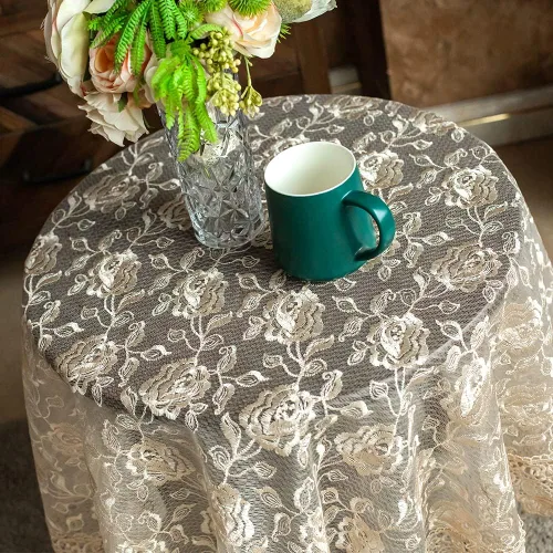 Vista 2 de SUTAVIA Mantel redondo de encaje con flores doradas de rosa, cubierta de mesa de café clásica a prueba de polvo, protector de mesa para comedor