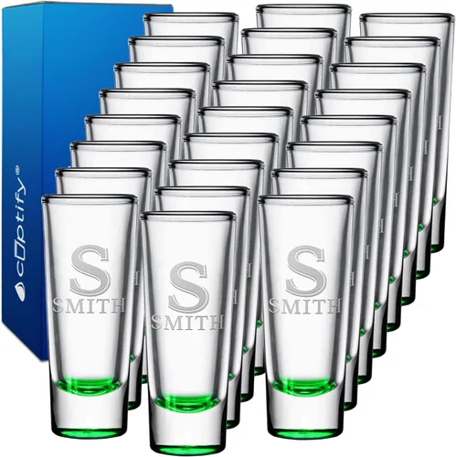 Vista 25 de Vaso de chupito personalizado con fondo negro personalizado de 2 oz, vasos de chupito cordiales con inicial y nombre en script dividido
