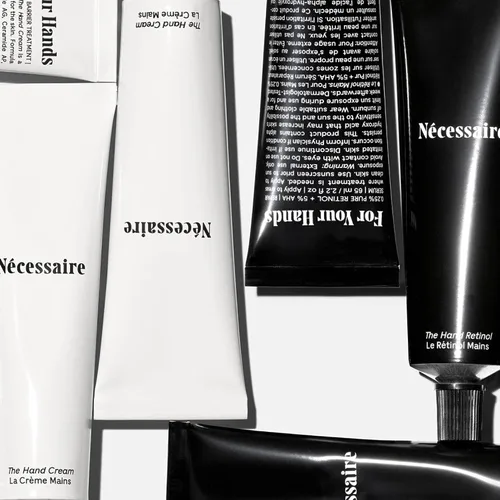 Vista 3 de Nécessaire The Hand Duo – El Set de Regalo de Vacaciones de Crema de Manos + Tratamiento de Manos con Retinol para Manos Secas – Humedad Diaria +