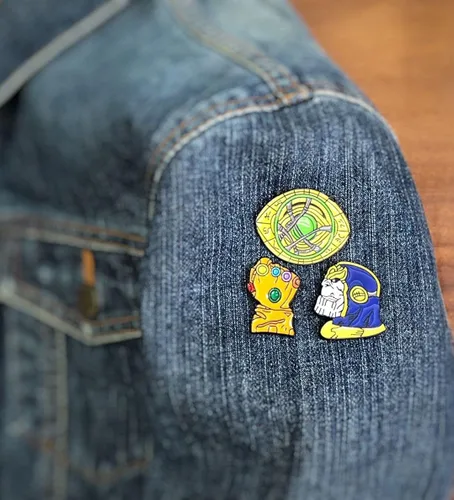 Vista 6 de OYSTERBOY 3 broches de esmalte de calidad premium Thanos el infinito guantelete guante ojo de Agamotto Super héroes símbolo para cosplay disfraz