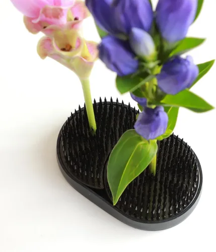 Vista 5 de Wazakura Black Sun and Moon Ikebana Kenzan, hecho en Japón, soporte de flores japonés con rana pin para arreglos florales, 3-3/4 x 2-1/4