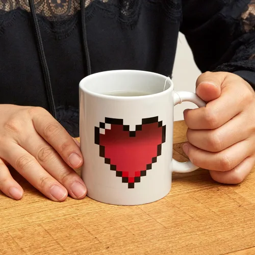 Vista 5 de Kikkerland Pixel Heart Morphing - Taza que cambia de color reacciona al calor, regalo divertido para café, cacao caliente y bebidas calientes