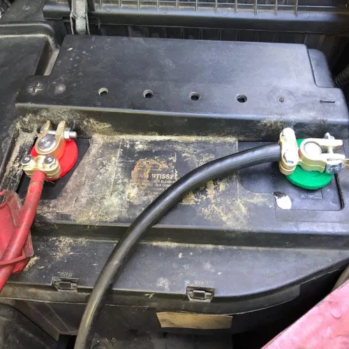 Vista 2 de Conectores de terminal de batería de poste superior de latón, abrazaderas de terminal de batería de 12-24 V para automóvil y barco (1 juego)