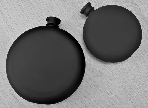 Vista 6 de Petaca para licor negro mate, 5 onzas, acero inoxidable a prueba de fugas, circular con embudo en paquete de regalo para hombres y mujeres.