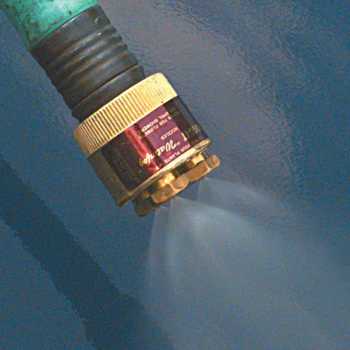 Vista 2 de Boquilla Fogg-it Conexión de manguera estándar, accesorio de manguera de pulverización de niebla (2gpm)