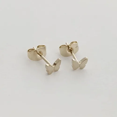 Vista 4 de HONEYCAT Mini aretes de mariposa en oro, oro rosa o plata Joyería minimalista y delicada