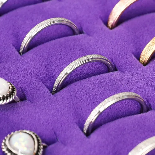 Vista 4 de Frebeauty Bandeja organizadora de anillos con 100 ranuras para anillos con tapa transparente, caja de almacenamiento de anillos de terciopelo