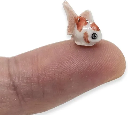 Vista 2 de WitnyStore Pequeña figura de pez oranda blanco y naranja – Miniatura hecha a mano de cerámica Ryukin Fantail dorado pez acuario animales de acuario