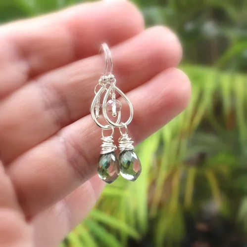 Vista 2 de Pendientes de amatista verde con piedras preciosas envueltas en plata de ley