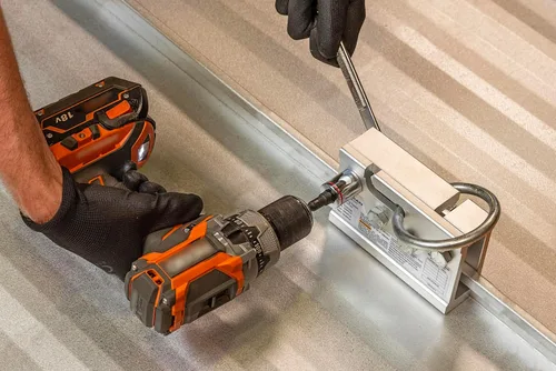 Vista 4 de Guardian Fall Protection Abrazadera de techo con costura de pie 10600