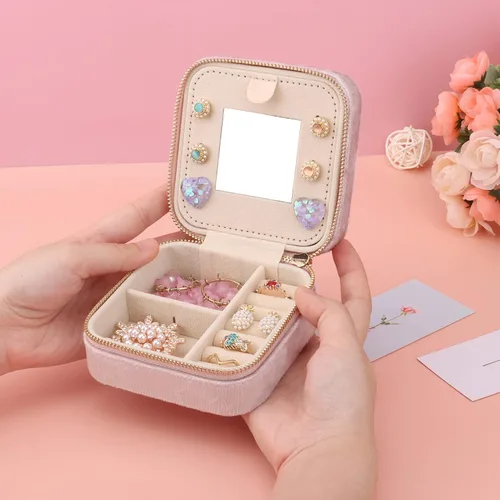 Vista 7 de DesignSter Joyero de viaje Mini organizador de joyería de terciopelo, pequeño joyero para niñas y mujeres, caja de almacenamiento de joyas