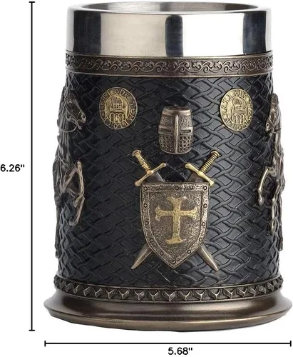 Vista 5 de Veronese Design 5.75 pulgadas 0.5 L Crusader And Saladin Templar Sigil Beer Stein con vaso de acero inoxidable escultura taza estatuilla taza