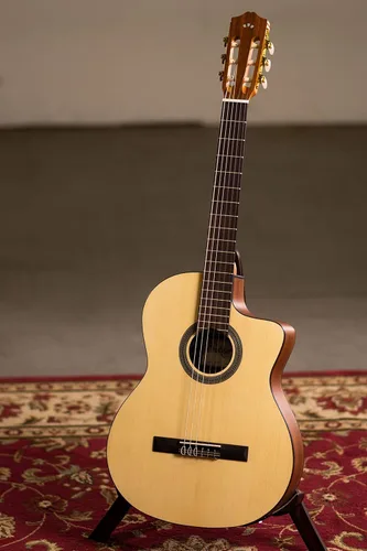 Vista 15 de Cordoba C1M-CE - Guitarra clásica electroacústica con cuerdas de nailon, Serie Protégé, Natural
