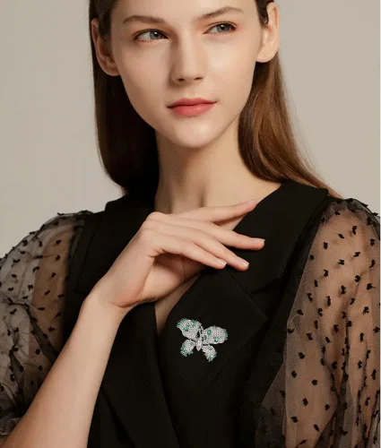 Vista 5 de Delicados broches de mariposa verde esmeralda con circonita cúbica, broche de lujo con cristales brillantes clásicos para bodas, fiestas, banquetes