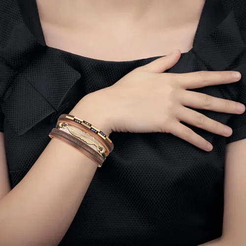 Vista 5 de Pulsera de cuero con cierre magnético de estilo bohemio con aros planos (D, talla única)
