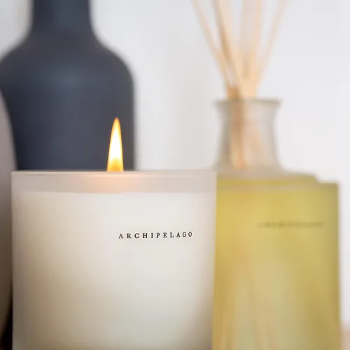 Vista 2 de Archipelago Botanicals Vela perfumada para el hogar, mezcla de cera prémium vertida a mano, mechas de algodón sin plomo, tarro de vela de vidrio