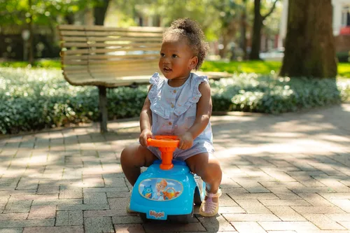Vista 9 de Blippi NE Basic Ride-On by Dynacraft - Diseño divertido y colorido, perfecto para niños pequeños, resistente y duradero, fácil de montar, ideal