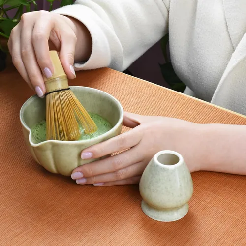 Vista 5 de Artcome Juego de té matcha japonés de 7 piezas, cuenco matcha con boquilla para verter, batidor de matcha, cuchara de té, soporte para batidor, kit