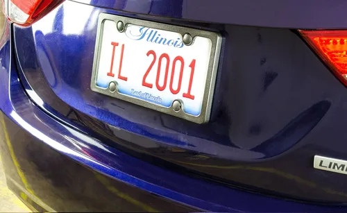 Vista 3 de Custom Accessories 92502 marco para placa de vehículo deportivo con sujetadores.