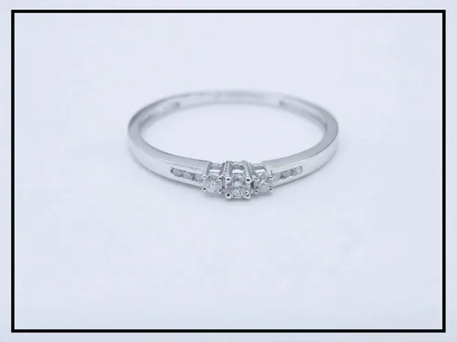 Vista 4 de Dazzlingrock Collection Anillo de compromiso de 3 piedras con diamantes blancos redondos de 0.13 quilates (ctw), oro de 10 quilates