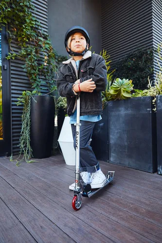 Vista 3 de Razor A2 Kick Scooter for Kids Ages 5+ – Wheelie Bar, Foldable, Lightweight, Aluminum Frame, Front Vibration Reducing System, Adjustable Height