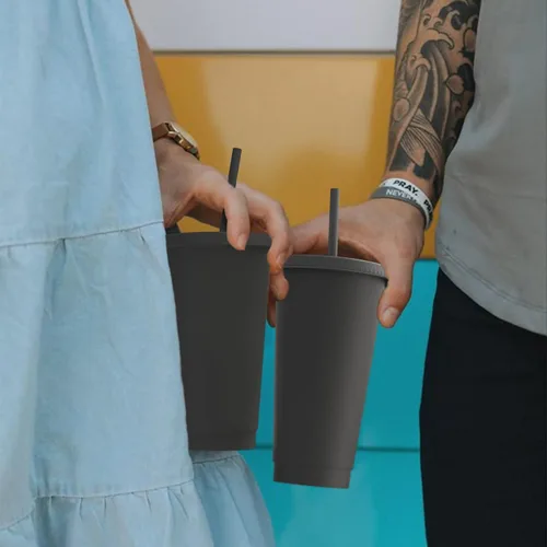 Vista 7 de Vasos de plástico de 24 onzas con tapas y pitillos, tazas de café helado resistentes y seguras para alimentos con tapa, vaso de plástico Negro