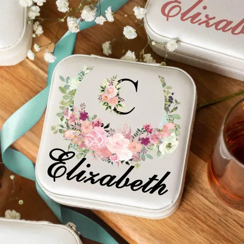 Vista 4 de iDWYN Joyero de cuero personalizado con inicial de nombre y flor, estuche organizador de joyas, estuche organizador de joyas, regalos de cumpleaños