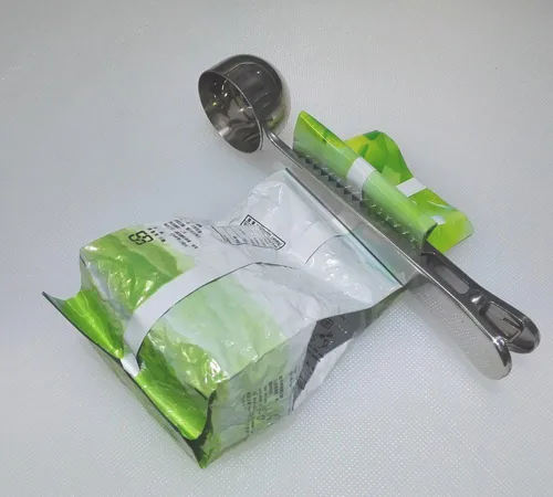 Vista 4 de Paquete de 4 pinzas para café, cuchara medidora de café de mango largo de 6 3/4 pulgadas, cuchara medidora de café de 0.5 fl oz con clip para bolsa
