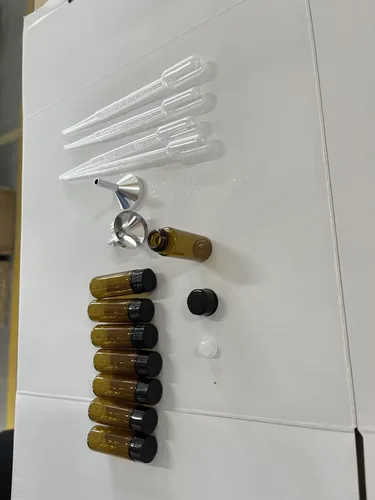Vista 9 de Tanlade 100 botellas pequeñas de vidrio de 0.2 fl oz (1/6 onzas), botella de aceite esencial con tapas de rosca de plástico y embudo de plástico