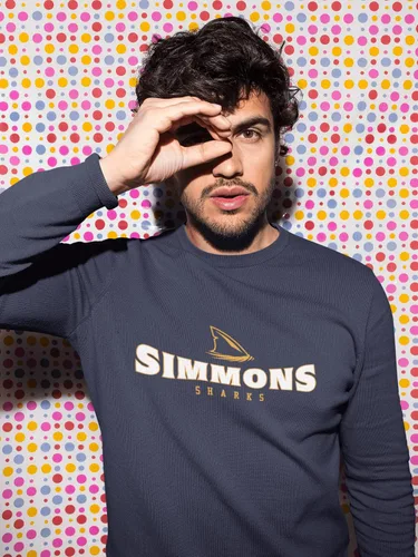 Vista 3 de Sudadera unisex con cuello redondo y logotipo de mascota de la Universidad Simmons - Simmons Sharks Apparel