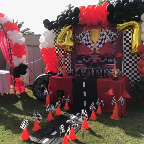 Vista 5 de Paquete de 6 conos de carreras naranjas de 7 pulgadas con agujeros en la parte superior, paquete de 12 banderas a cuadros, decoraciones de fiesta