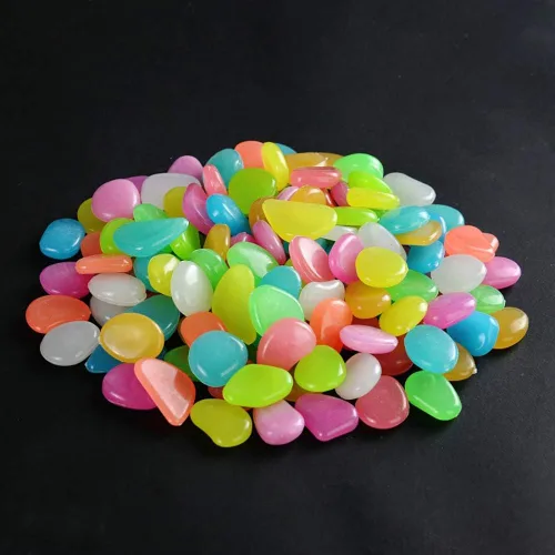 Vista 10 de Piedras que brillan en la oscuridad, 100 piezas de piedras decorativas para acuario de pecera, pequeñas piedras luminosas para césped, patio